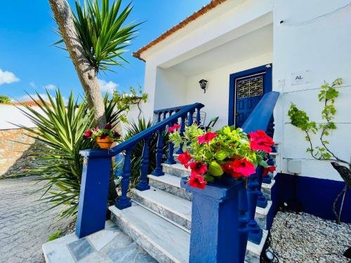 una escalera azul con flores en el interior de una casa en A Alma Portuguesa en Fátima