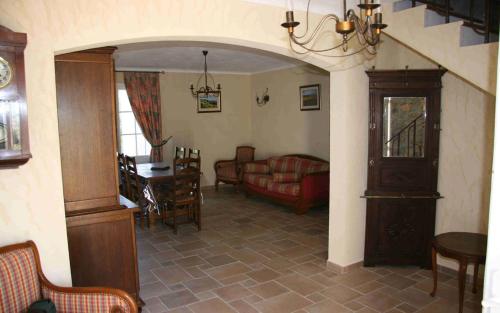 un salon avec un canapé et une table dans l'établissement Gite sainte anne du castellet, au Castellet