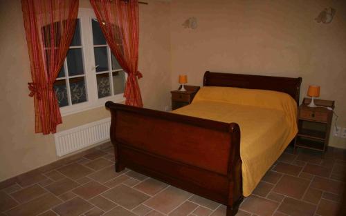 - une chambre avec un lit, 2 tables de nuit et une fenêtre dans l'établissement Gite sainte anne du castellet, au Castellet