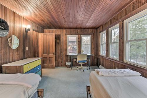um quarto com 2 camas, uma secretária e uma cadeira em Waterfront Lake Champlain Vacation Rental! em Shelburne