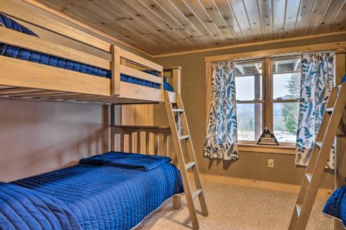 um quarto com 2 beliches e uma janela em Spacious Cabin 10 Mi to Sunday River Skiing! em Bethel