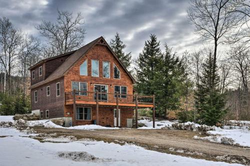 ein großes Holzhaus im Schnee mit Bäumen in der Unterkunft Spacious Cabin 10 Mi to Sunday River Skiing! in Bethel