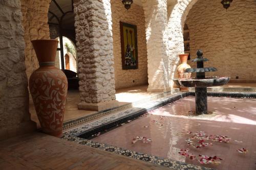 Πισίνα στο ή κοντά στο Charmante Villa Riad Dharma