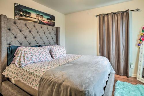 um quarto com uma cama com uma grande cabeceira de cama em Pet-Friendly Home Less Than 3 Mi to French Quarter! em Nova Orleans