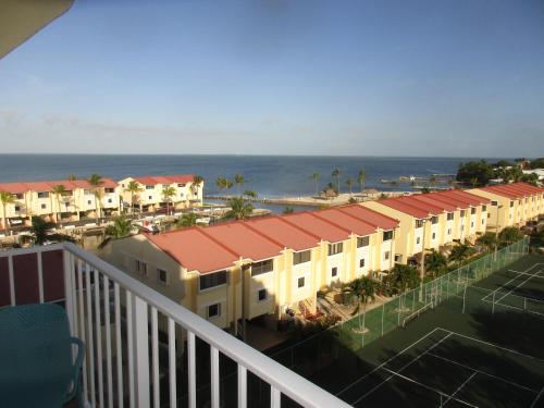 balcone con vista sull'oceano. di Islamorada Paradise Overlooking the Fabulous Florida Bay. a Tavernier