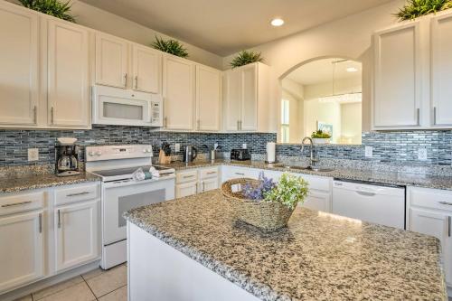 Resort Perks & Gas Grill: Spacious Davenport Haven photo 15
