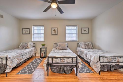 um quarto com 2 camas e uma ventoinha de tecto em Memphis Vacation Rental - half Mi to Graceland em Memphis