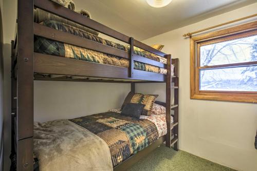 Un dormitorio con una litera y una ventana. en Phillips Cabin with Lake Views and Private Dock!, en Phillips
