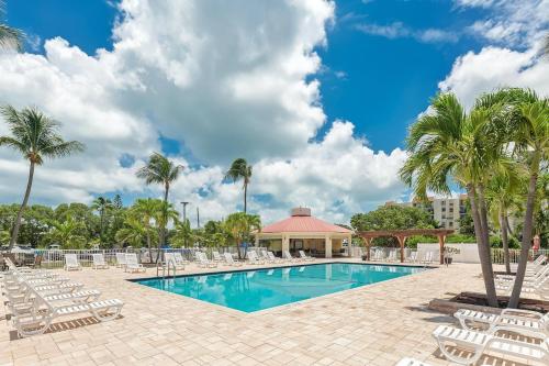una piscina con sedie a sdraio e palme di Islamorada Paradise Overlooking the Fabulous Florida Bay. a Tavernier