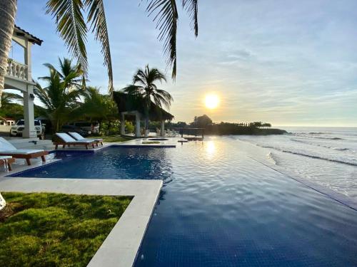 Bazén v ubytování Vista Las Olas Resort nebo v jeho okolí