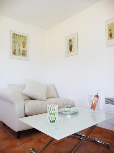 un salon blanc avec un canapé blanc et une table dans l'établissement La bastide neuve - le cabanon, à La Môle