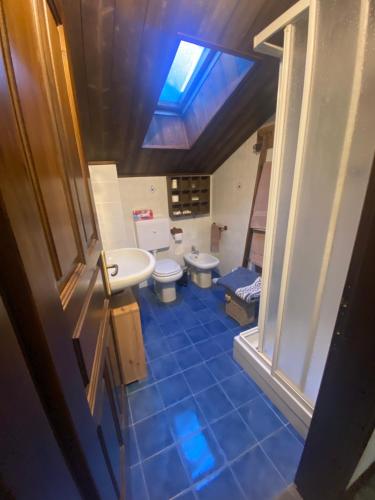 uma vista superior de uma casa de banho com um WC e um lavatório em Casa Gran Paradiso em Cogne