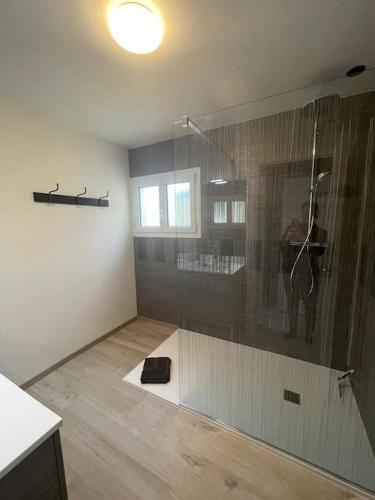 une salle de bain avec douche en verre dans l'établissement Maison bord de mer Chez JuJu, à Grandcamp-Maisy