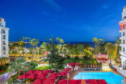 Vista de la piscina de Hôtel Barrière Le Majestic Cannes o d'una piscina que hi ha a prop