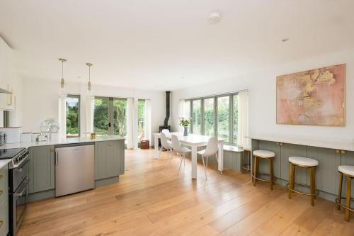a kitchen and dining room with a table and chairs at Luxury Cottage near Hay-on-Wye in Llanigon