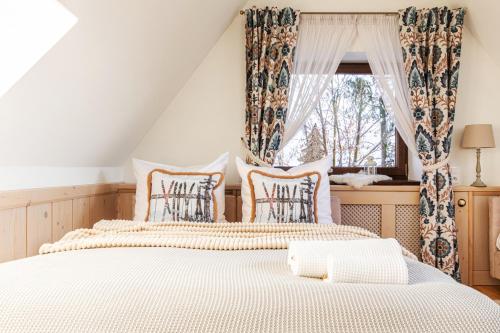 sypialnia z 2 łóżkami i oknem w obiekcie Domek w Górach II w Zakopanem