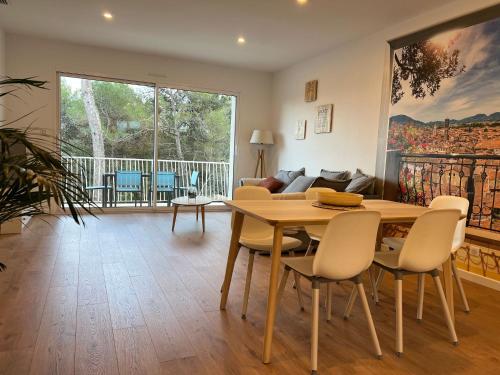 un salon avec une table, des chaises et un canapé dans l'établissement la Pascaline, à Saint-Clément-de-Rivière