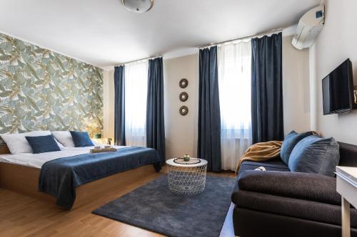 Kikerics vendégház في فيلاني: غرفة معيشة مع سرير وأريكة