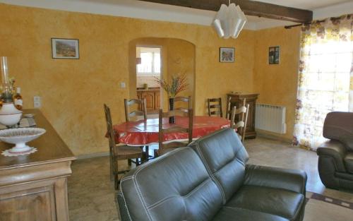 un salon avec une table et un canapé dans l'établissement Le gite valerie a mazaugues, à Mazaugues