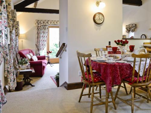 a dining room with a table and chairs at Primrose Cottage - Lpg in Ireby
