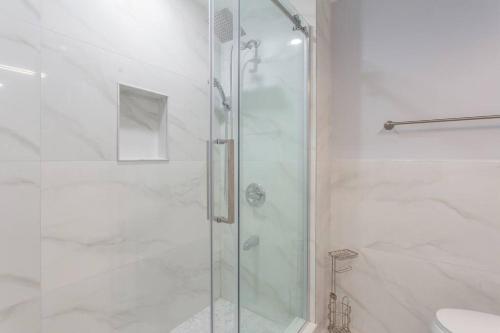 um chuveiro com uma porta de vidro na casa de banho em Brand New Dbl Unit Roofdeck Outdoor Patio em Filadélfia