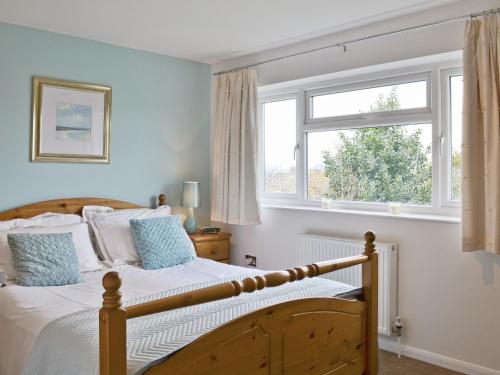 a bedroom with a bed and a window at Roanne - E5348a in Belton