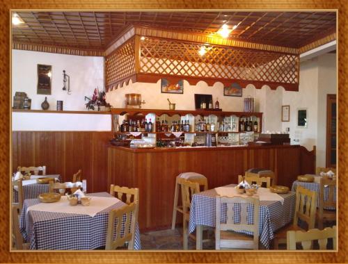 HOTEL MARI Metsovo في ميتسوفو: غرفة طعام مع طاولتين وبار