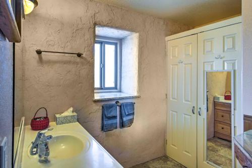 baño con lavabo y ventana en Borrego Springs Home with Desert and Mountain Views!, en Borrego Springs