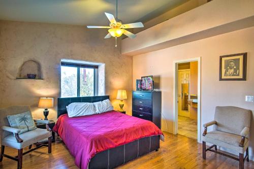 1 dormitorio con 1 cama, 2 sillas y ventilador de techo en Borrego Springs Home with Desert and Mountain Views!, en Borrego Springs