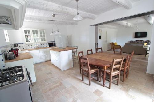une cuisine et une salle à manger avec une table et des chaises dans l'établissement Bastide les esperifes, à Vidauban