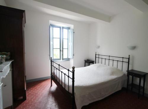 une chambre avec un lit et une fenêtre dans l'établissement Bastide les esperifes, à Vidauban