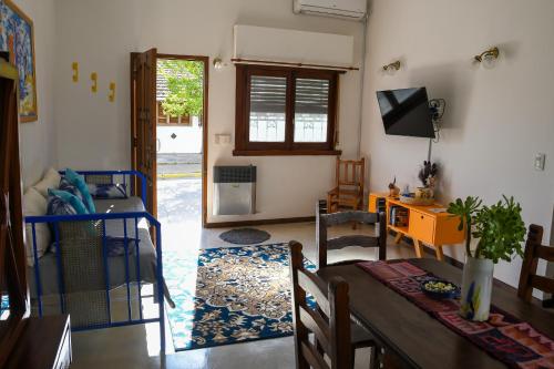 Una televisión o centro de entretenimiento en Casa Limón