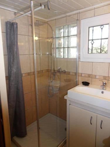 une salle de bain avec douche et lavabo dans l'établissement Gite dans maison au calme, à Vidauban