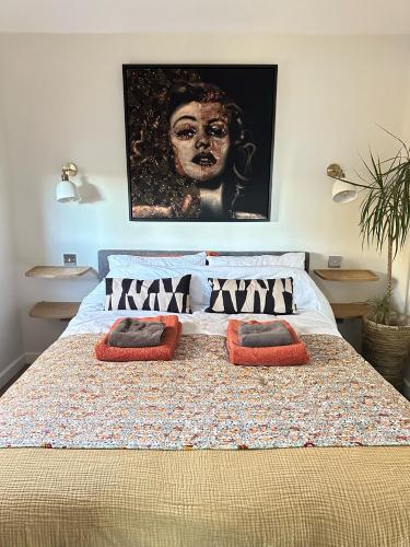 een slaapkamer met een bed met 2 kussens erop bij Meadows Lodge in York