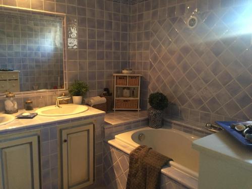 une salle de bain avec une baignoire et un lavabo et une baignoire dans l'établissement Grande villa, au Muy