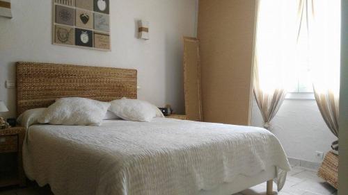 une chambre avec un lit avec des draps blancs et une fenêtre dans l'établissement Grande villa, au Muy