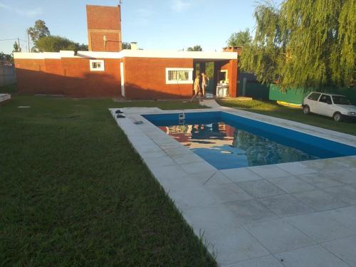 una persona de pie junto a una piscina en un patio en Quebracho blanco en Bialet Massé