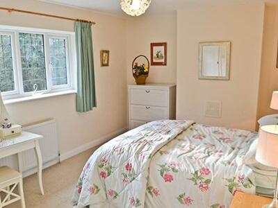 Thorpe MarketにあるHeather Cottageのベッドルーム1室(ベッド1台、デスク、窓付)