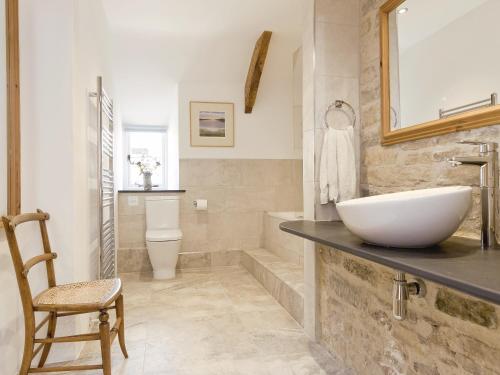 uma casa de banho com um lavatório, uma banheira e um WC. em The Farmhouse At Higher Westwater em Axminster