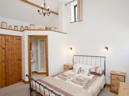1 dormitorio con 1 cama grande en una habitación en Swallows Cottage en Bideford