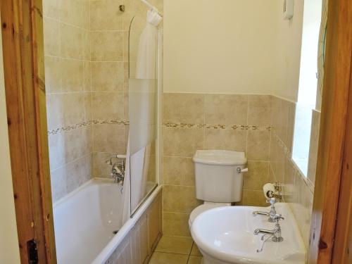 a bathroom with a toilet and a tub and a sink at Felgate - E4287 in Thorpe Market