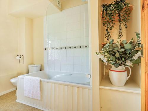 e bagno con vasca, servizi igienici e pianta. di Dunster Castle Hill View - Uk13179 a Dunster