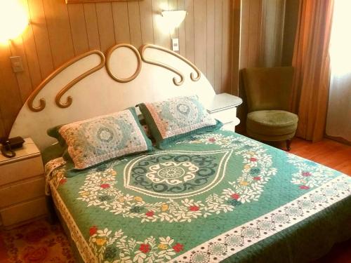 En eller flere senge i et værelse på Hotel Di Maurier