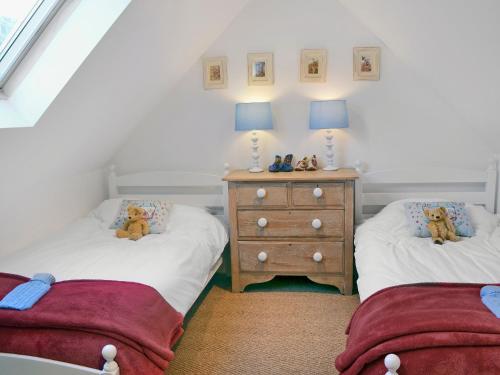 Katil atau katil-katil dalam bilik di Ragwood Cottage