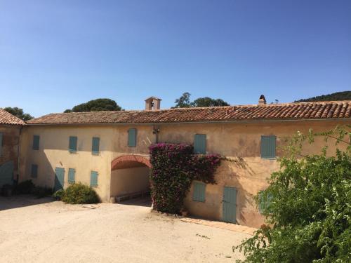 a building with flowers growing on the side of it at Les vendangeurs a 800 m de la mer in Bormes-les-Mimosas