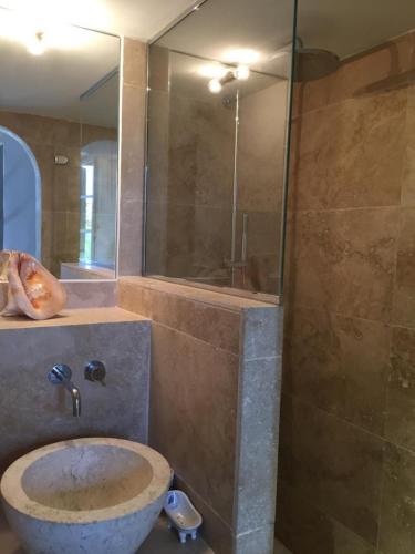 une salle de bain avec un lavabo et une douche dans l'établissement Les vendangeurs a 800 m de la mer, à Bormes-les-Mimosas