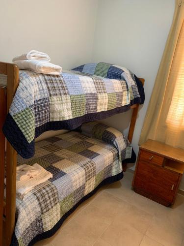 2 camas individuales en una habitación con mesa en La casita en San Rafael