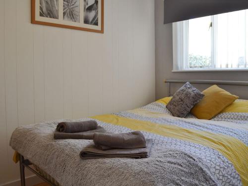 um quarto com 2 camas e toalhas em Ashover Lodge em Kinmel Bay