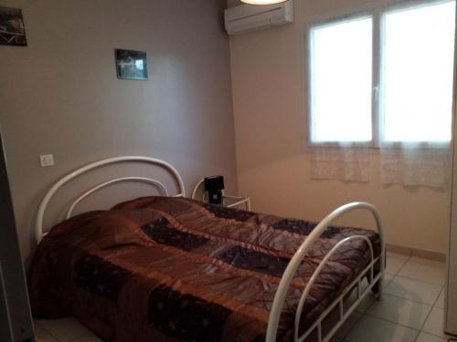 un lit d'hôpital dans une chambre avec fenêtre dans l'établissement Nos penates, à Bagnols-en-Forêt