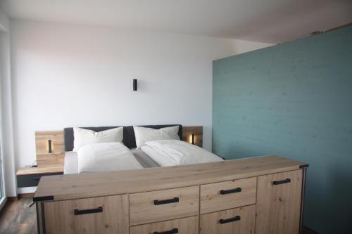 een slaapkamer met een bed met witte lakens en kussens bij Ferienwohnung Waldblick - a75529 in Bräunlingen